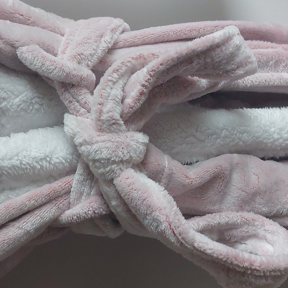New Pink Medium Robe - Picture 5 of 7